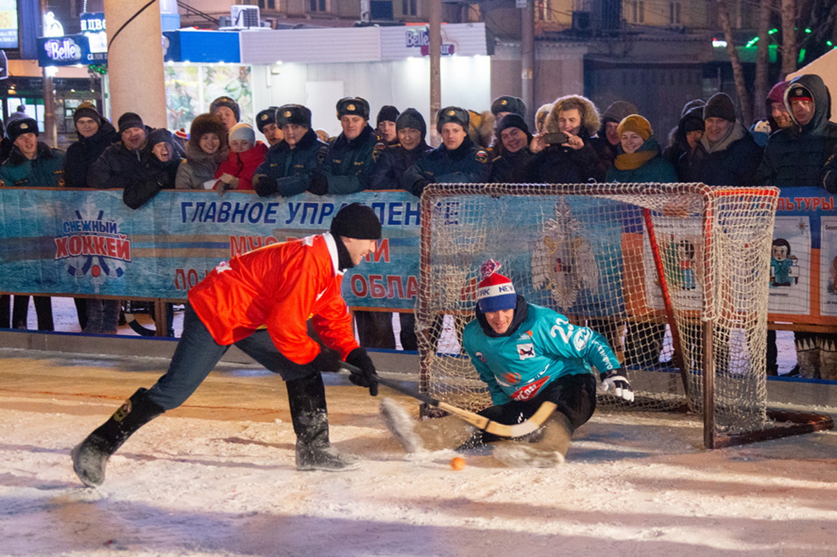суровый бой ведет ледовая дружина. суровый бой ведет. в хоккей играют настоящие мужчины. суровый бой ведет. игра хоккей на льду.